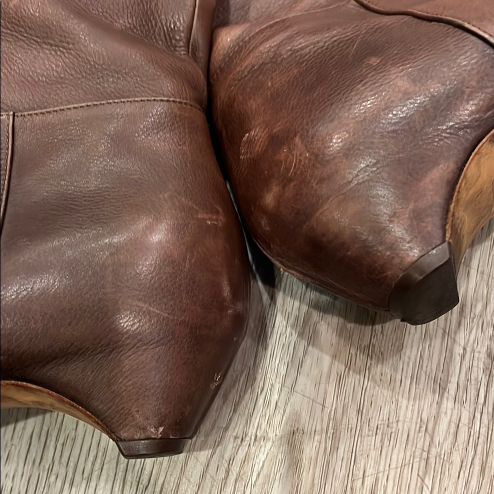 Dior Brown Heeled Boots with Classic Design - Picture 4 of 7